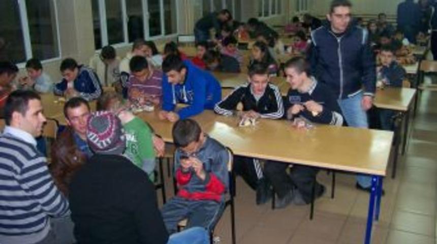 Polis adayları g&ouml;rme engelli &ccedil;ocukları ziyaret etti