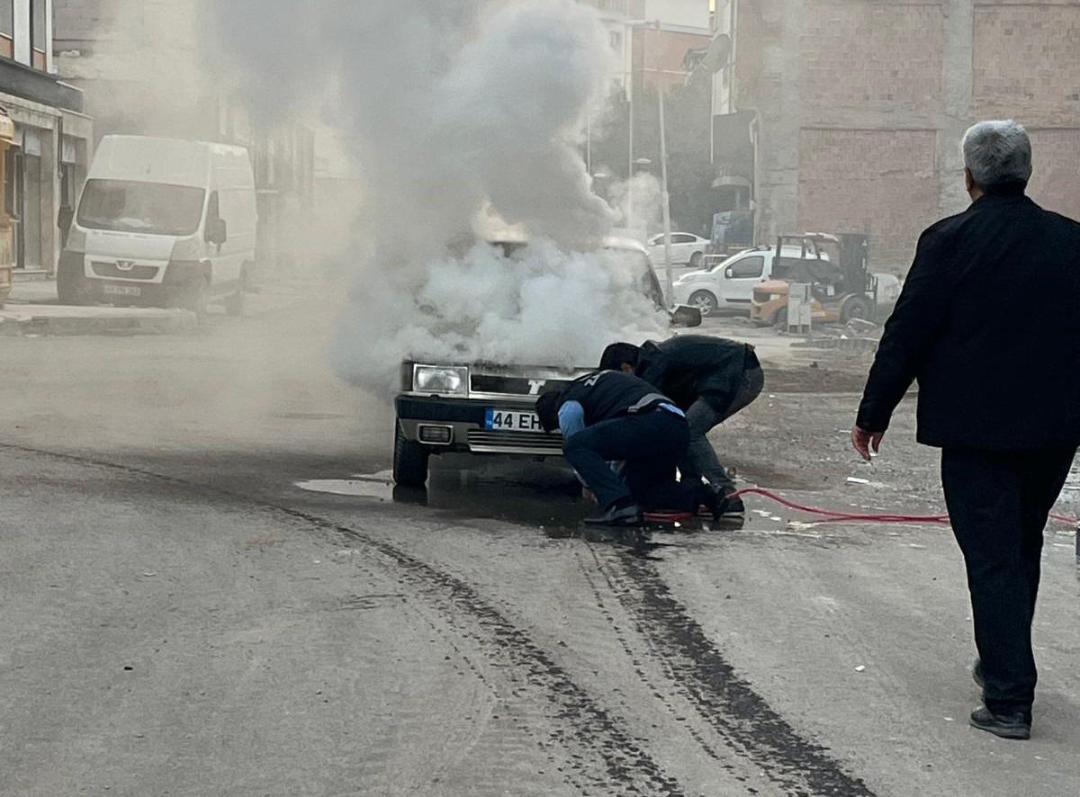 Pazar yerinde araç alev aldı! Zabıta ekipleri müdahale etti 1