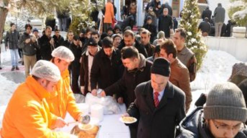 Erbakan için hatim okunup, helva dağıtıldı