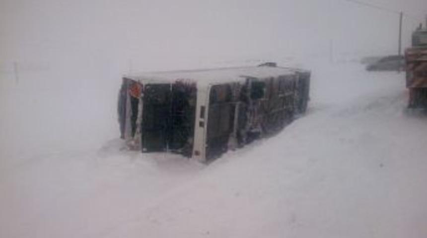 Van-Artvin seferini yapan yolcu otob&uuml;s&uuml; buzlanma sebebiyle yoldan &ccedil;ıktı