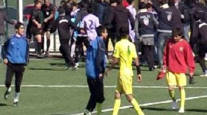 Futbolcular birbirine girdi