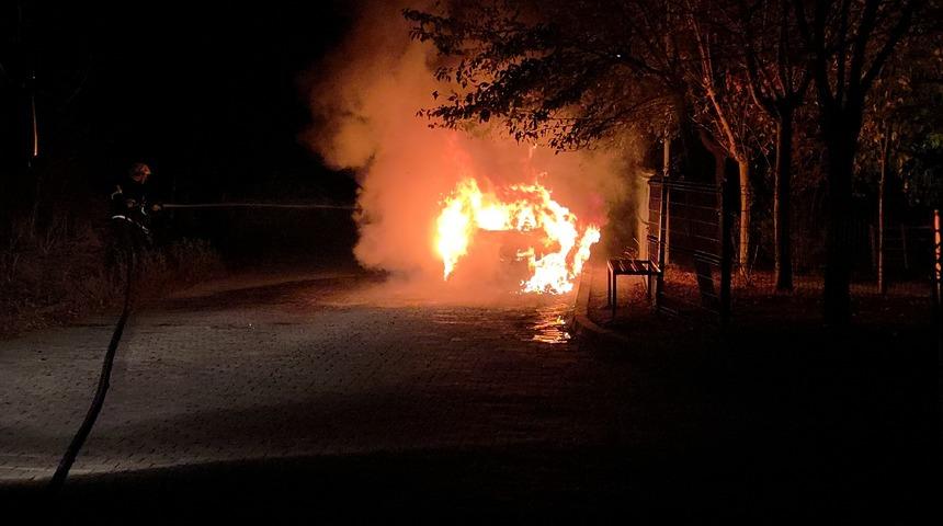 Park halindeki otomobil alev alev yandı