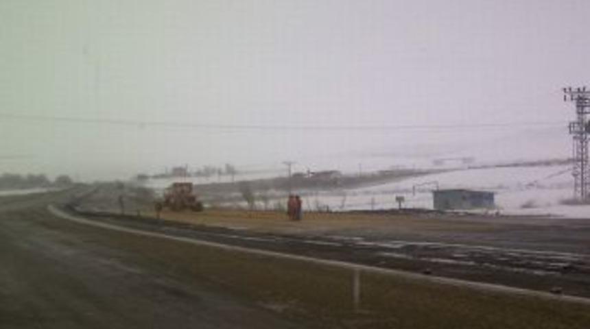 Yozgat&rsquo;ta bozulan yola toprakla yama yapılması s&uuml;r&uuml;c&uuml;lerin tepkisini &ccedil;ekti