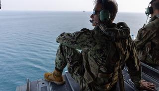 CENTCOM Komutanı Cooper, H&uuml;rm&uuml;z Boğazı &uuml;zerinden helikopterle u&ccedil;uş ger&ccedil;ekleştirdi