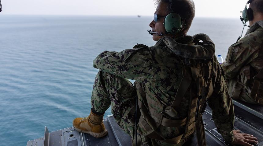 CENTCOM Komutanı Cooper, H&uuml;rm&uuml;z Boğazı &uuml;zerinden helikopterle u&ccedil;uş ger&ccedil;ekleştirdi
