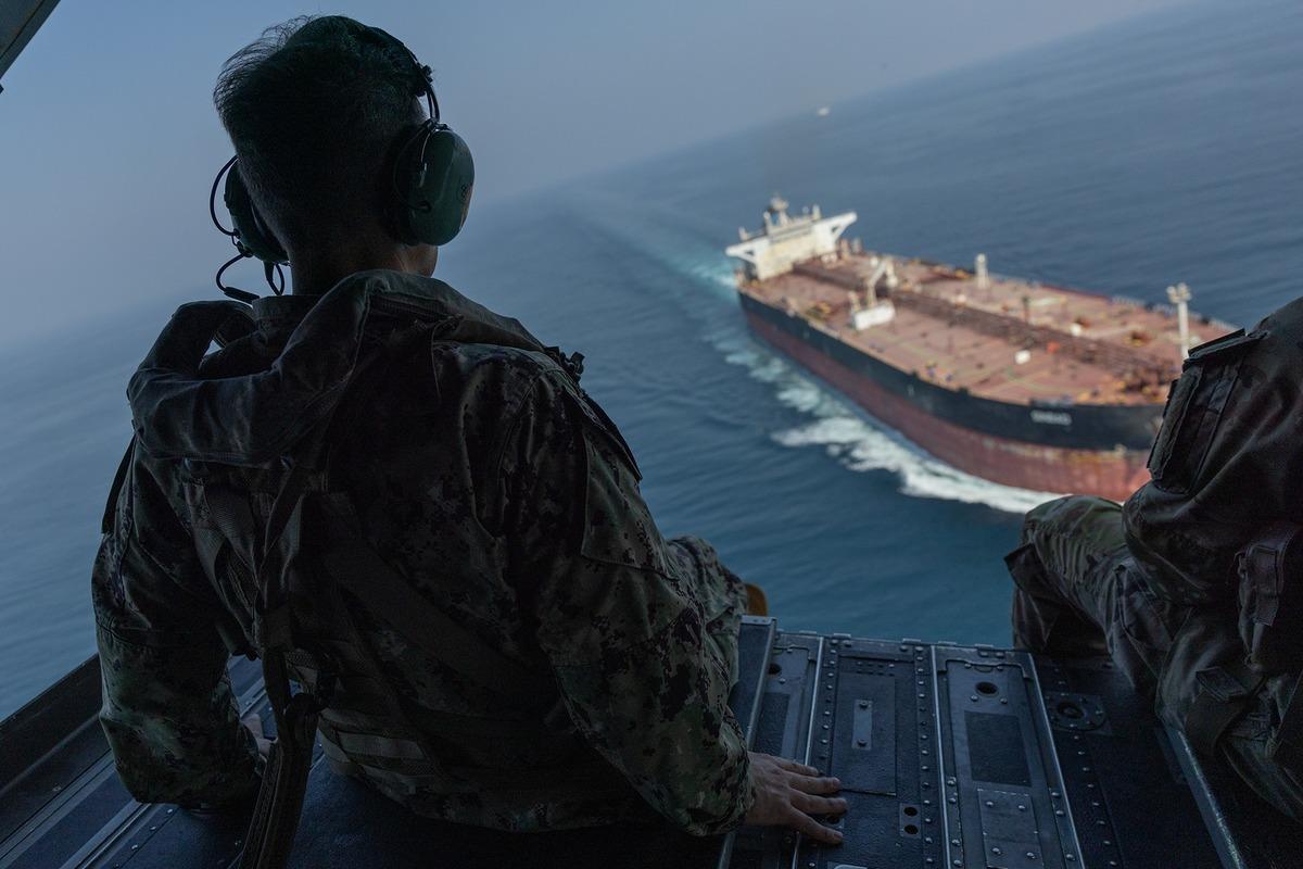 CENTCOM Komutanı Cooper, Hürmüz Boğazı üzerinden helikopterle uçuş gerçekleştirdi 1