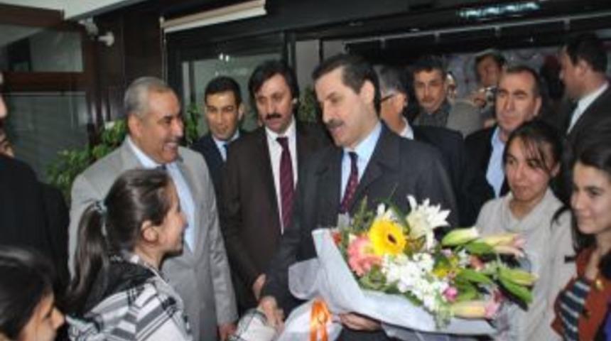 Bakan &Ccedil;elik, okuma salonlarının &ouml;d&uuml;l t&ouml;renine katıldı