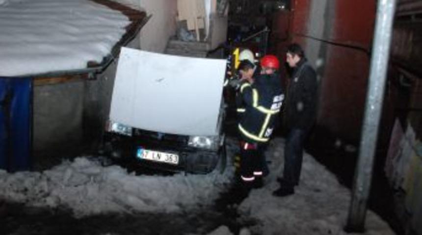 Oğluna kızdı arabasını yaktı