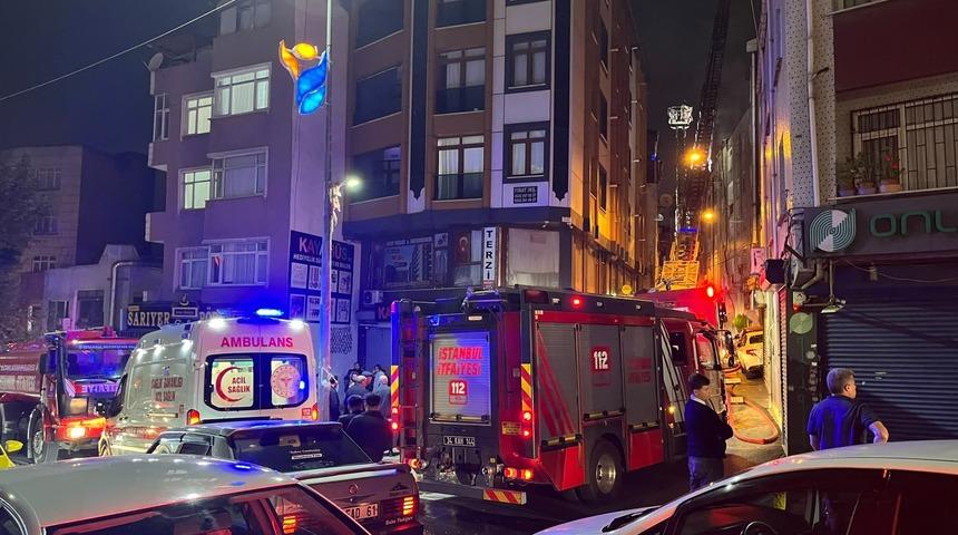 Esenler&rsquo;de 5 katlı binanın &ccedil;atısı alev alev yandı