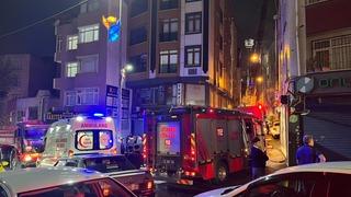 Esenler’de 5 katlı binanın çatısı alev alev yandı