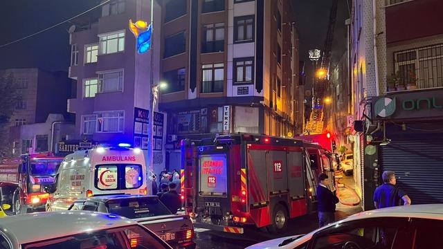 Esenler’de 5 katlı binanın çatısı alev alev yandı