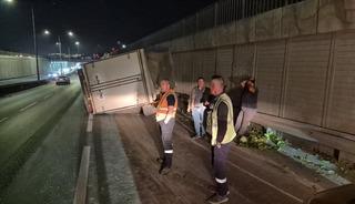 Marul y&uuml;kl&uuml; kamyonet yan yattı! Marullar yola sa&ccedil;ıldı