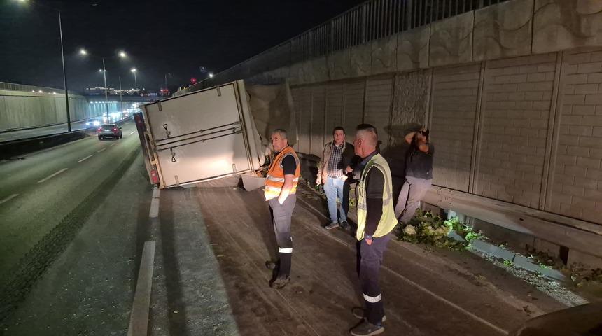 Marul y&uuml;kl&uuml; kamyonet yan yattı! Marullar yola sa&ccedil;ıldı