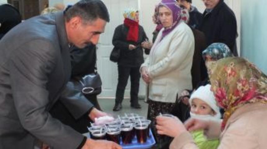 Kaymakamlık vatandaşlara &ccedil;ay ikram ediyor