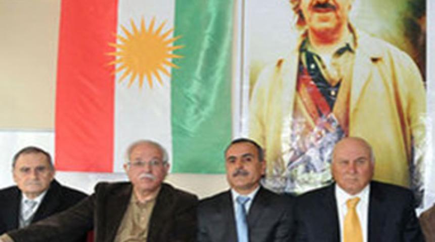 T&uuml;rk bayrağı yok; K&uuml;rdistan bayrağı asıldı