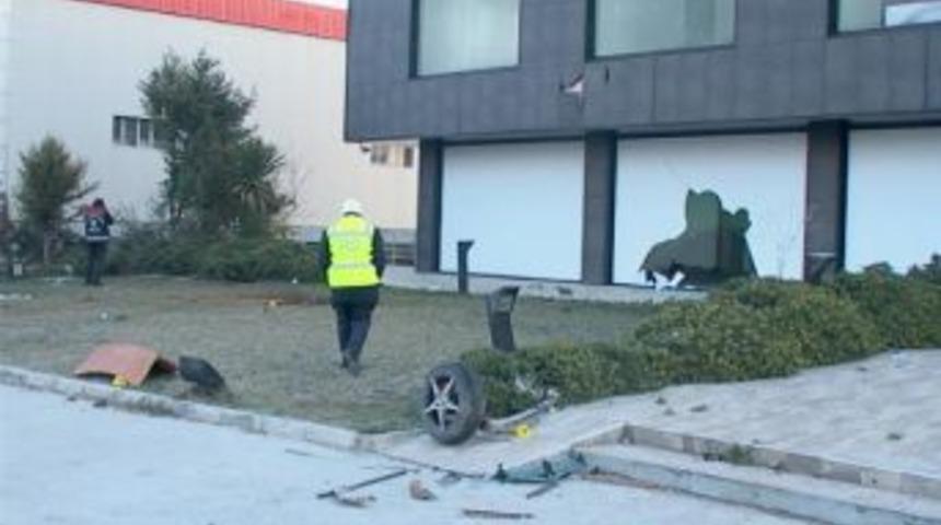 Alkoll&uuml; s&uuml;r&uuml;c&uuml;n&uuml;n kullandığı otomobil kaza yaptı: 2 &ouml;l&uuml;, 2 yaralı