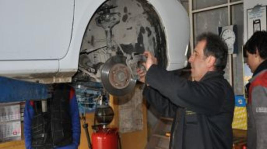 32 yıldır m&uuml;şterilerinden aldığı fotoğrafları biriktiriyor