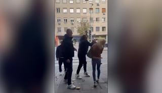 Bir &uuml;lke bunu konuşuyor! &Uuml;nl&uuml; iş insanı yanında &ccedil;ocuğu bulunan bir kadını tokatladı!
