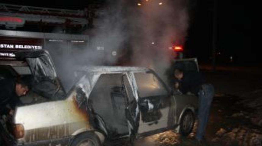 Benzin istasyonunda alev alan otomobil korku dolu anlar yaşattı