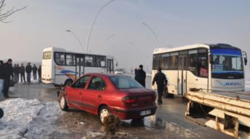 Buzlanmış yolda 4 araç birbirine girdi, 6 kişi yaralandı