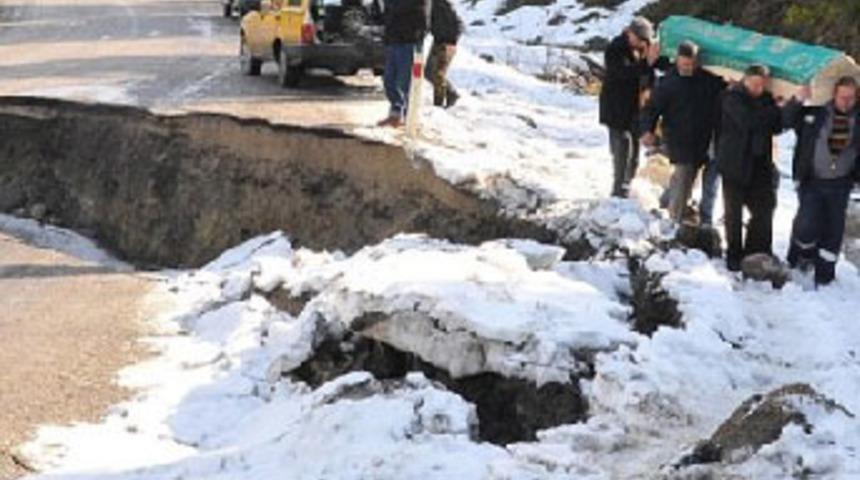 Yol çöktü, cenaze omuzlarda kaldı