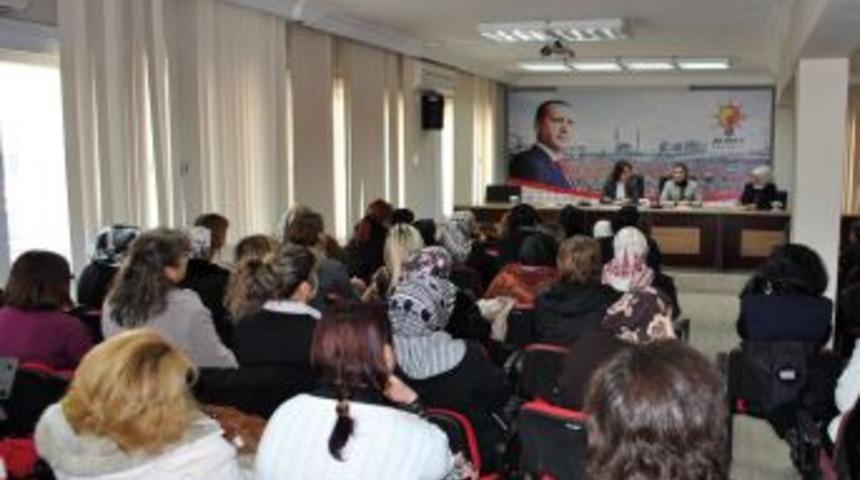 AK Partili Pelin G&uuml;ndeş Bakır, kadınlara depremle ilgili bilgi verdi