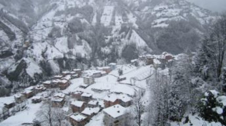 &Ccedil;amlıhemşin'de okullara kar tatili