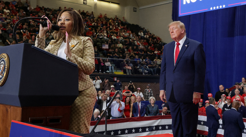 Trump Nicki Minaj'ın kalçalarına dikkat çekti! Ayağa kalkmasını istedi
