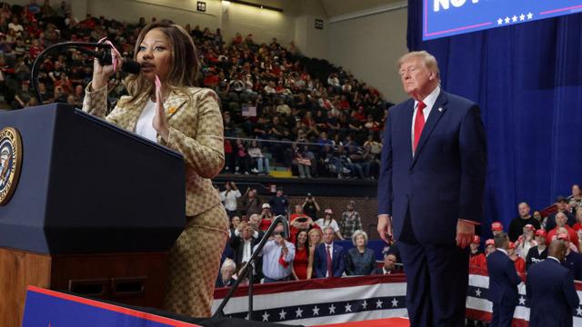 Trump Nicki Minaj'ın kalçalarına dikkat çekti! Ayağa kalkmasını istedi