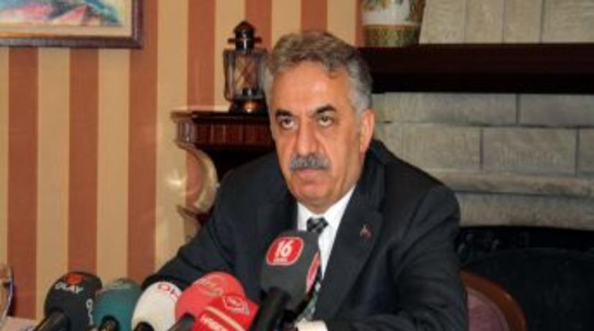 G&uuml;mr&uuml;k ve Ticaret Bakanı Hayati Yazıcı