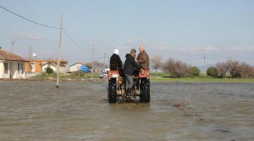 Su altında kalan k&ouml;ylerde komşu ziyaretleri trakt&ouml;rlerle yapılıyor
