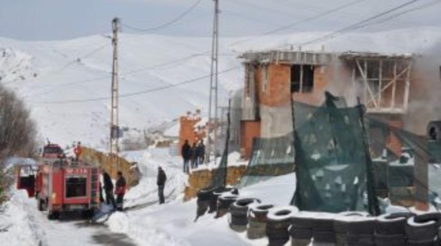 Isınmak i&ccedil;in sobaya tiner d&ouml;kt&uuml;, yanarak ağır yaralandı