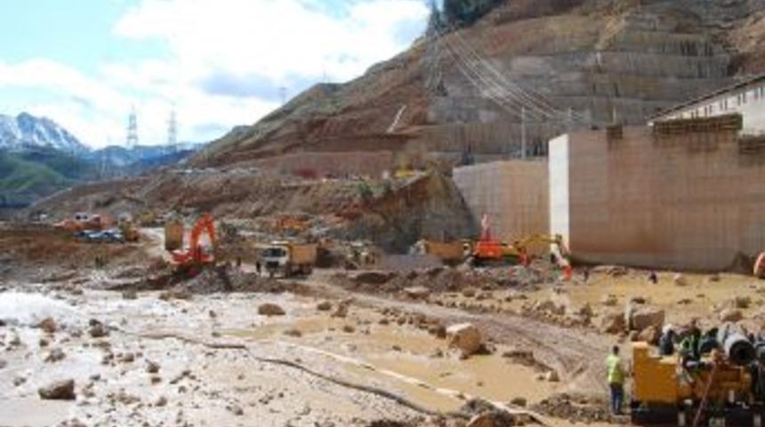 Barajdaki patlama kaybolan iş&ccedil;ilerin yakınları: Bir mezarları olsun