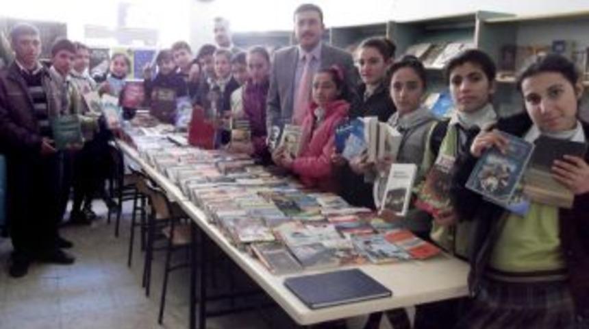 Kitap toplayarak k&uuml;t&uuml;phanelerini kurdular