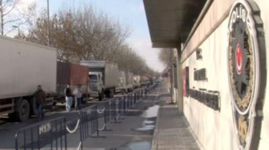 İstanbul'da 30 kamyon dolusu taklit ayakkabı ve kazak ele ge&ccedil;irildi