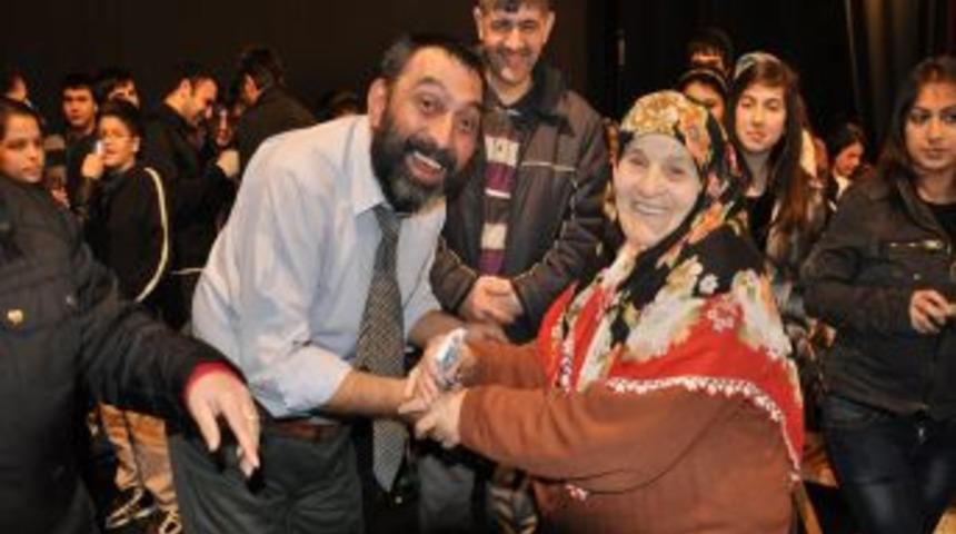 75 yaşında ilk kez izlediği Safahat oyununda göz yaşlarını tutamadı