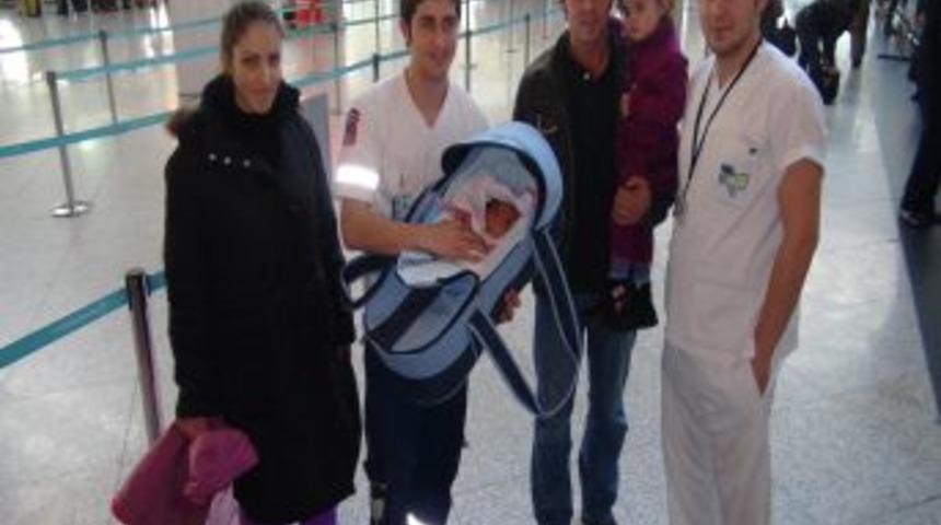 U&ccedil;ağı beklerken sancılanan kadın ambulansta doğum yaptı