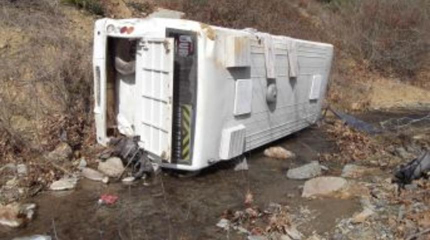 Öğrenci servisi şarampole uçtu: 3 ölü, 20 yaralı