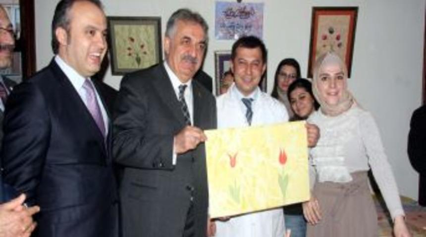 Bakan Yazıcı ebru &ccedil;alışması yaptı