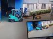 Yer: Vietnam... Feci iş kazası kamerada: Forkliftin y&uuml;k&uuml; &uuml;st&uuml;ne devrildi!