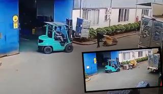 Yer: Vietnam... Feci iş kazası kamerada: Forkliftin y&uuml;k&uuml; &uuml;st&uuml;ne devrildi!
