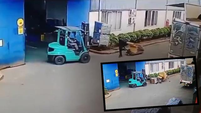 Yer: Vietnam... Feci iş kazası kamerada: Forkliftin y&uuml;k&uuml; &uuml;st&uuml;ne devrildi!