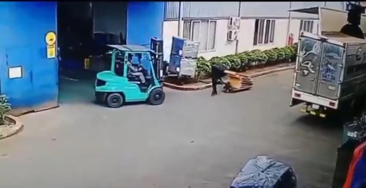 Yer: Vietnam... Feci iş kazası kamerada: Forkliftin yükü üstüne devrildi! 1