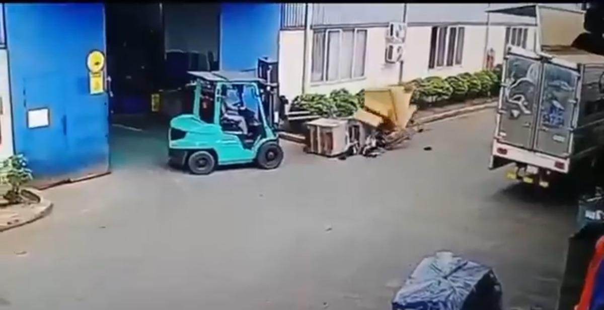 Yer: Vietnam... Feci iş kazası kamerada: Forkliftin yükü üstüne devrildi! 2