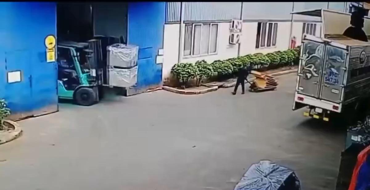 Yer: Vietnam... Feci iş kazası kamerada: Forkliftin yükü üstüne devrildi! 4