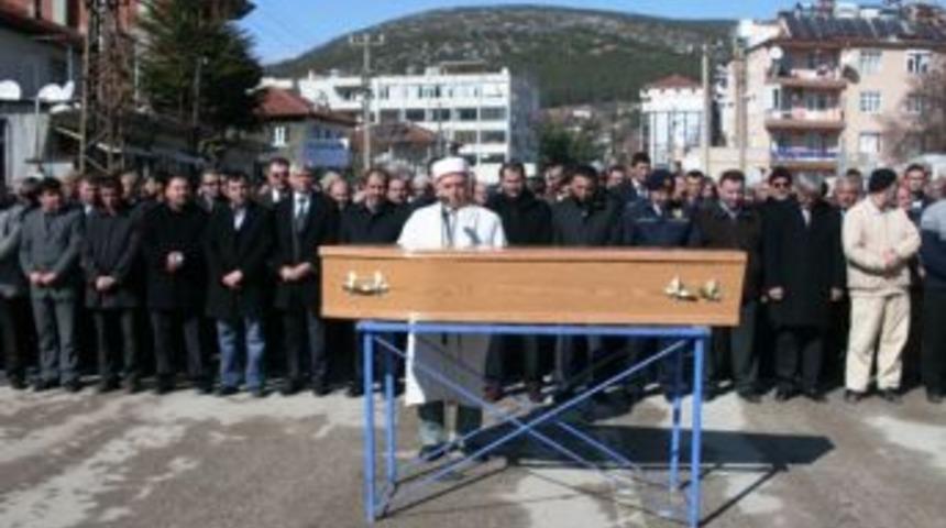 Bucak M&uuml;ft&uuml;s&uuml;, annesini son yolculuğuna uğurladı
