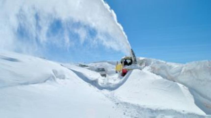 Hakkari&rsquo;de kapan k&ouml;y yollarını a&ccedil;ma &ccedil;alışmalarına başlandı