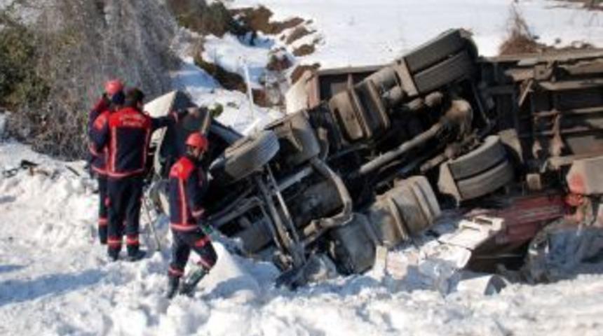 Devrilen TIR’ın altında kalan sürücü, hayatını kaybetti