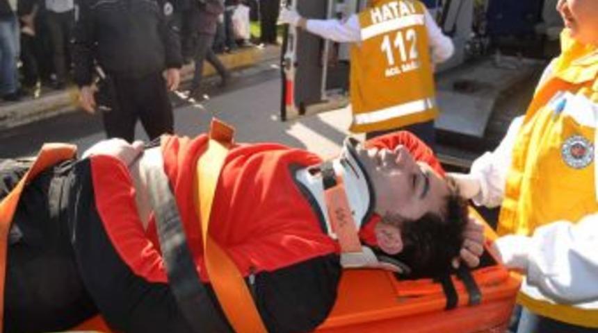 Dengesini kaybeden paraş&uuml;t&ccedil;&uuml; otomobilin &uuml;zerine d&uuml;şt&uuml;