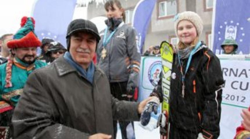 D&uuml;nya &ccedil;ocukları Uludağ&rsquo;da piste &ccedil;ıktı